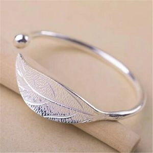 STERLING 925. TURNING A NEW LEAF BANGLE